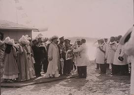  Торжественная встреча царской семьи костромским чиновничеством (май 1913 г.)




